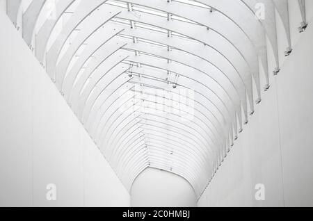 Weißer Bogen aus Stahl und Glas, Blick weit Stockfoto