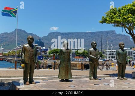 Kapstadt, Südafrika, 3. Dezember 2015. Statuen der südafrikanischen Nobelpreisträger am Nobel Square, Waterfront in Kapstadt mit blauem Himmel Stockfoto