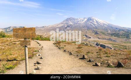 Blick auf den Mount St. Helens und die Spur des Johnston-Grats mit einem Hinweisschild im Vordergrund Stockfoto