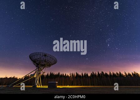 Radioteleskop und der Nachthimmel mit Sternen Stockfoto