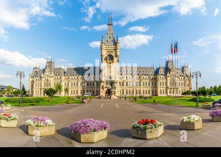 Iasi, Rumänien - 09. Juni 2020: Landschaft mit zentralen Platz mit Kulturpalast in Iasi, Moldawien, Rumänien Stockfoto