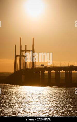 Prince of Wales Bridge, Severn Estuary, Großbritannien. Juni 2020. Die Prince of Wales Bridge, die die Severn Mündung bei Sonnenuntergang überspannt. Stockfoto