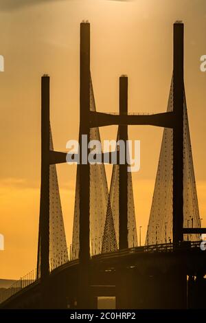 Prince of Wales Bridge, Severn Estuary, Großbritannien. Juni 2020. Die Prince of Wales Bridge, die die Severn Mündung bei Sonnenuntergang überspannt. Stockfoto