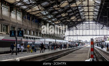 Paris, Frankreich - 11. Juni 2020: Blick auf den historischen Bahnhof Gare de Lyon, der für die Pariser Weltausstellung 1900 erbaut wurde. Es ist ein Ausgangspunkt für Stockfoto