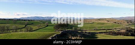 Die Lake District Fells von Kendal Fell aus gesehen. Kendal, Cumbria, England, Vereinigtes Königreich, Europa. Stockfoto