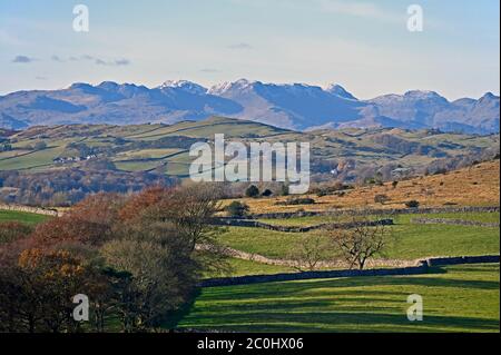 Die südlichen Lake District Fells von Kendal Fell gesehen. Kendal, Cumbria, England, Vereinigtes Königreich, Europa. Stockfoto