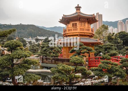 Der wunderschöne Goldene Pavillon im Nan Lian Garten in Hongkong China Stockfoto