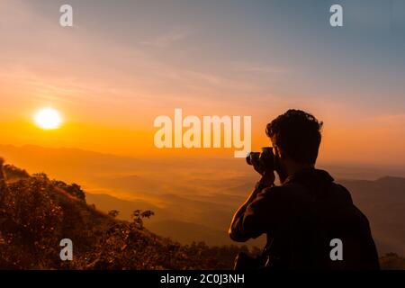 Fotograf, der während des Sonnenaufgangs in den Bergen fotografiert hat, eine wunderschöne Naturlandschaft, die von Palakkayam Thattu Kannur aus aufgenommen wurde Stockfoto
