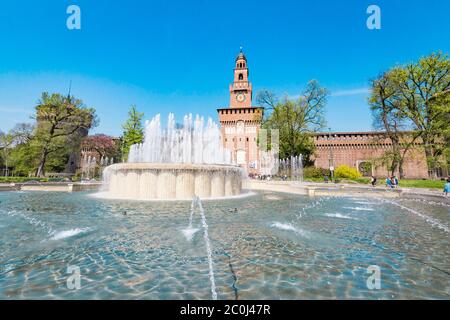 Weitwinkel von Castello Sforzesco und dem Brunnen, Mailand Stockfoto