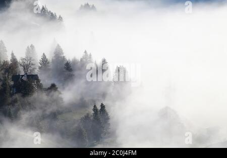 Bayerisches Bergdorf im dichten Nebel Stockfoto