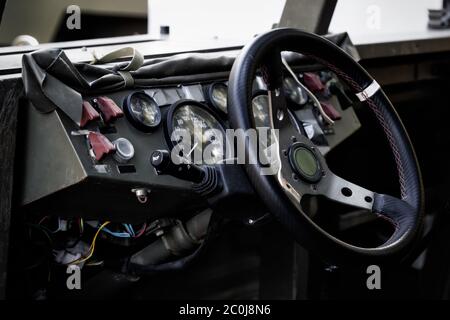 Militärfahrzeug. Armee Jeep Inneneinrichtung Detail. Innenarchitektur, Lenkrad und Armaturenbrett Stockfoto