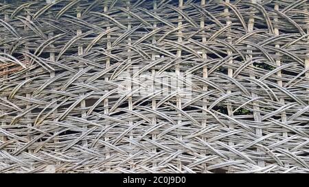 Antike Korbwand oder Zaun aus der Nähe. Textur, Hintergrund. Weidenzaun Stockfoto