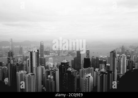 Nebliger Morgenblick auf die Skyline von Hongkong und den Victoria Harbour vom Peak Stockfoto