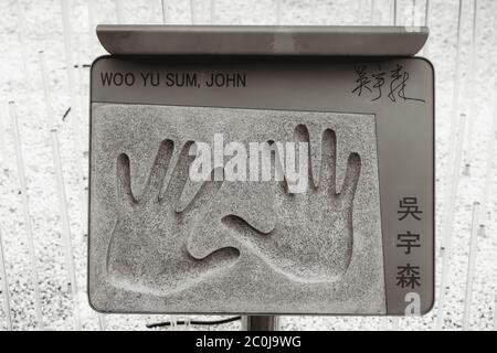 Plakette mit dem Handaufdruck des berühmten chinesischen Action-Filmregisseurs John Woo im Garten der Stars in Hongkong Stockfoto