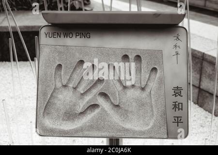 Plakette mit dem Handaufdruck des legendären Action-Regisseurs Yuen wo Ping im Garden of Stars in Hongkong Stockfoto