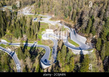 Atemberaubende Aussicht auf den berühmten Malojapass kurvenreiche Straße in den alpen im Kanton Graubünden in der Schweiz Stockfoto