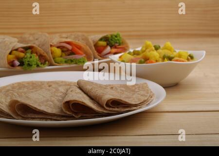 Indisches Fladenbrot oder Chapati oder Roti, ein traditionelles und beliebtes indisches Frühstück und Mittagessen aus Weizenmehl mit Kartoffelcurry als Beilage Stockfoto