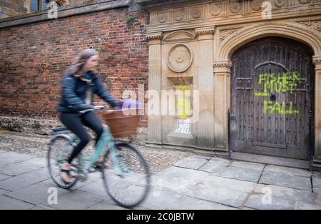 Das Tor der Ehre, ein denkmalgeschütztes Gebäude am Gonville & Caius College, Cambridge University, das mit den Worten "Eugenik ist Völkermord. Fisher muss fallen' von Aktivisten von Extinction Rebellion Youth Cambridge (XYRC), die fordern, dass das College im Zuge der Proteste von Black Lives Matter sein Erinnerungsfenster für Ronald Fisher, den Gründer der Cambridge Eugenics Society, entfernt. Stockfoto