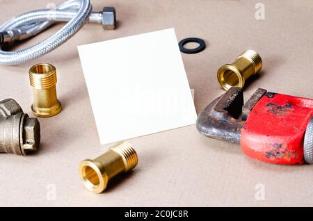Nahaufnahme von Zubehör für die Reparatur von Sanitär.Konzept bezüglich der Visitenkarte des Handwerkers. Stockfoto