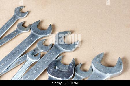 Nahaufnahme des Schlüssels und Werkzeugkits in Reparaturen und Bau verwendet. Stockfoto