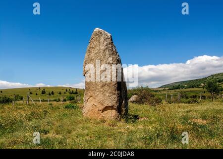 Neolithischer Menhir, Les Bondons, UNESCO-Weltkulturerbe, Nationalpark Cevennes, Departement Lozere, Okzitanien, Frankreich Stockfoto