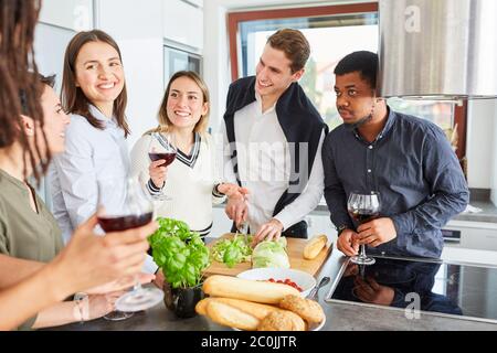 Schüler Freunde sprechen in der Gemeinschaftsküche Vorbereitung zusammen zu essen Stockfoto