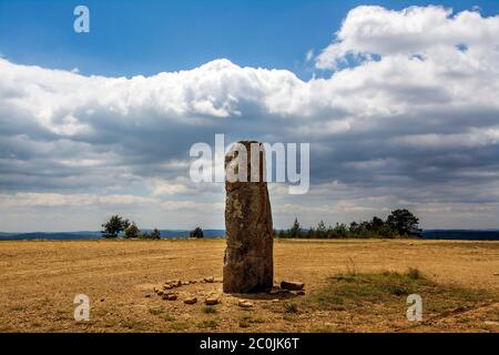 Neolithisches Menhir, Cham des Bondons, UNESCO-Weltkulturerbe, Nationalpark Cevennen, Departement Lozere, Occitanie, Frankreich Stockfoto