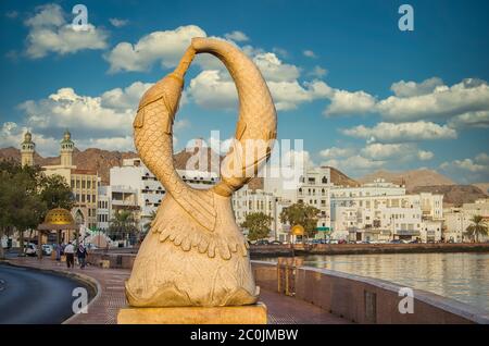 Fischstatue an Muttrah Corniche an einem schönen Abend. Aus Maskat, Oman. Stockfoto