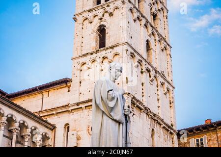 Platz der Kathedrale von San Michele in Foro bei Sonnenuntergang Stockfoto