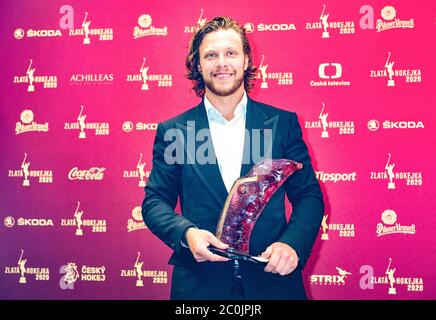 Eishockey rechts David Pastrnak, 24, Wer mit Boston Bruins die NHL spielt, gewann am Donnerstag, den 11. Juni 2020, zum vierten Mal in Folge den Golden Stick Award für den besten tschechischen Eishockeyspieler der vergangenen Saison, gefolgt von Chicagos linkem Flügel Dominik Kubalik und Philadelphia rechtem Jakub Voracek. Voracek gewann die Umfrage 2015 und er war seit vier Jahren immer unter den besten drei Spielern der Umfrage. In dieser NHL-Saison, die aufgrund der Coronavirus-Pandemie vorzeitig zu beenden hatte, gewann Pastrnak die Maurice Richard Trophy für den Torschützenkönig. (CTK Photo/Roman Vondrous) Stockfoto