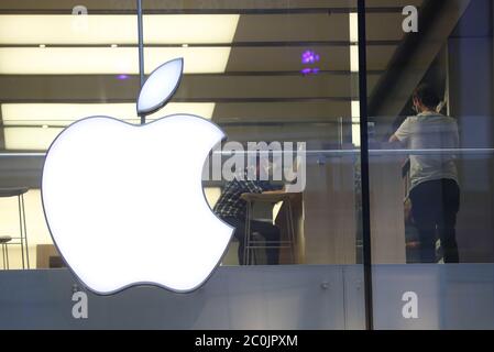 Die Menschen im Apple-Store im Einkaufszentrum Victoria Square in Belfast, nachdem alle Einkaufszentren und Einzelhändler grünes Licht für eine Wiedereröffnung in einer deutlichen Lockerung der Beschränkungen für die Coronavirus-Sperre in Nordirland erhalten hatten. Stockfoto