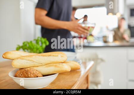 Baguette und Brötchen bereit für das Abendessen in einer gemeinsamen Studentenküche Stockfoto