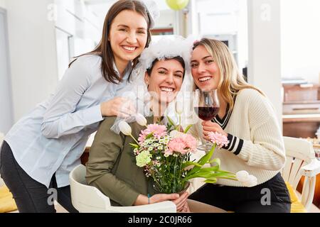 Glückliche Freundinnen feiern Henne-Party mit Braut zu Hause Stockfoto