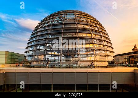 Berlin, Deutschland - 28. Juli 2019: Blick auf die Kuppel des Reichstagsgebäudes, Sitz des Deutschen Bundestages. Blick bei Sonnenuntergang Stockfoto