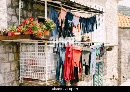 Die Kleidung wird auf einem Balkon in der Altstadt von Dubrovnik, Kroatien getrocknet. Stockfoto