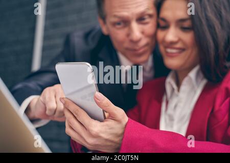 Nahaufnahme von begeisterten Menschen, die tun Selfie-Foto Stockfoto