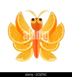 Kreatives Food-Konzept. Lustige kleine Schmetterling aus Obst und Gemüse. Stockfoto