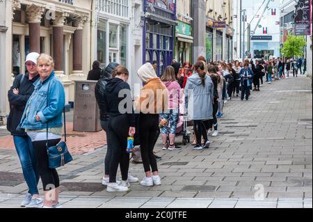 Cork, Irland. Juni 2020. Penneys Kleidergeschäfte im ganzen Land mit Straßenzugang heute Morgen wieder geöffnet. Es gab eine Schlange von 250 Leuten in Corks Patrick Street Store, die ersten Leute in der Schlange kamen um 3 Uhr morgens an. Die Schlange reichte bis zur Cook Street. Quelle: AG News/Alamy Live News Stockfoto