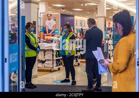 Cork, Irland. Juni 2020. Penneys Kleidergeschäfte im ganzen Land mit Straßenzugang heute Morgen wieder geöffnet. Es gab eine Schlange von 250 Leuten in Corks Patrick Street Store, die ersten Leute in der Schlange kamen um 3 Uhr morgens an. Das Personal trug Gesichtsmasken. Quelle: AG News/Alamy Live News Stockfoto