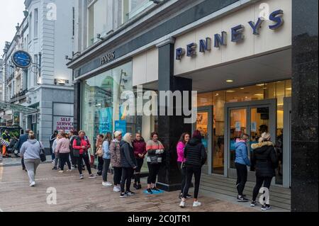 Cork, Irland. Juni 2020. Penneys Kleidergeschäfte im ganzen Land mit Straßenzugang heute Morgen wieder geöffnet. Es gab eine Schlange von 250 Leuten in Corks Patrick Street Store, die ersten Leute in der Schlange kamen um 3 Uhr morgens an. Auf Empfehlung von Garda hat der Laden früh um 9 Uhr geöffnet. Quelle: AG News/Alamy Live News Stockfoto