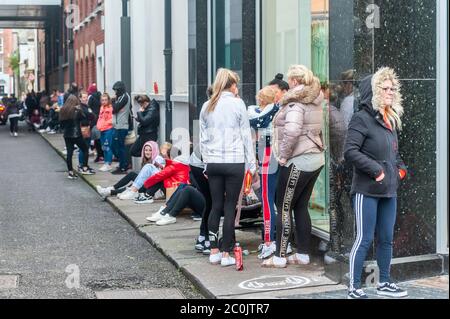 Cork, Irland. Juni 2020. Penneys Kleidergeschäfte im ganzen Land mit Straßenzugang heute Morgen wieder geöffnet. Es gab eine Schlange von 250 Leuten in Corks Patrick Street Store, die ersten Leute in der Schlange kamen um 3 Uhr morgens an. Auf Empfehlung von Garda hat der Laden früh um 9 Uhr geöffnet. Quelle: AG News/Alamy Live News Stockfoto