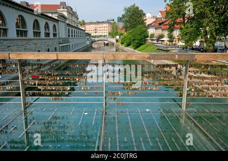 Metzgerbrücke mit Liebesvorhängeschlössern, Ljubljana, Slowenien Stockfoto