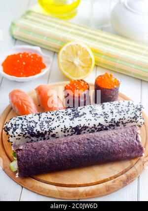 Frische Brötchen und Sushi mit Lachs Stockfoto
