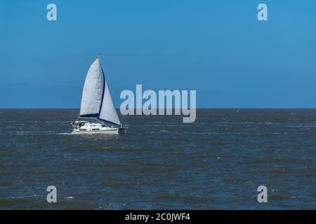 Yacht auf der Nordsee, die zur Elbmündung vor Cuxhaven auf dem Festland, Niedersachsen, Norddeutschland, fährt Stockfoto