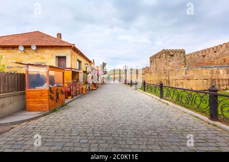 Mtskheta, Georgien - 28. April 2017: Street View mit Geschenk Souvenir Geschäfte im alten historischen Wahrzeichen der Stadt Stockfoto