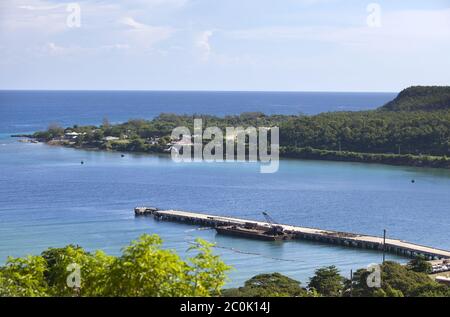 Jamaika. Das Meer in den sonnigen Tag und die Berge. Stockfoto