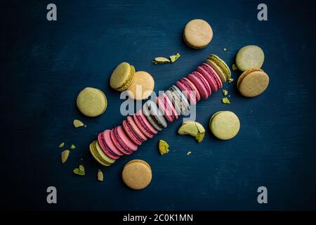 Süße und bunte französische Macarons auf blauem Hintergrund Stockfoto
