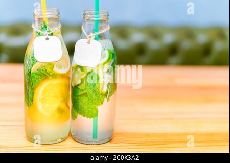 Mojito Cocktail Oder Limonade Mit Limette Minze Und Eiswurfel Traditionelle Sommer Erfrischendes Getrank Selektiver Fokus Stockfotografie Alamy