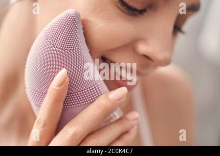 Schöne kaukasische Dame, die ein Peeling-Verfahren Stockfoto