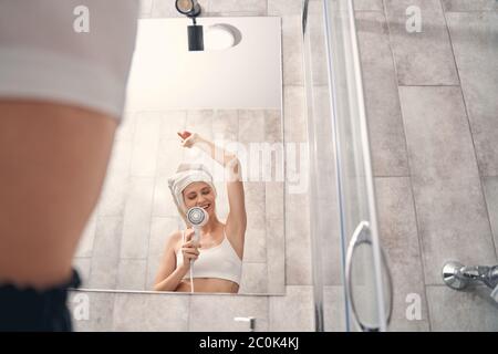 Junge Dame, die Spaß im Badezimmer hat Stockfoto